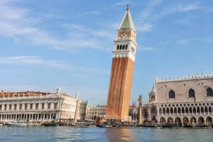 Campanili storti Venezia: storia e curiosità sui campanili più inclinati della città