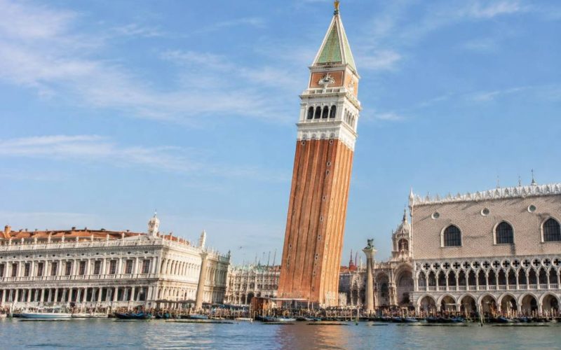 Campanili storti Venezia: storia e curiosità sui campanili più inclinati della città