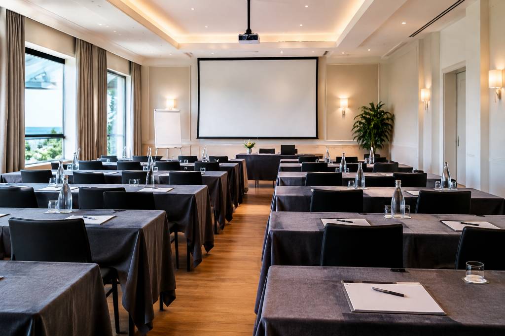 Hotel con sale meeting: come scegliere la struttura ideale per eventi aziendali in Italia